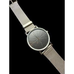 Minimalist Quartz Wristwatch Silver Tone Mesh Band Unique Dial Design
